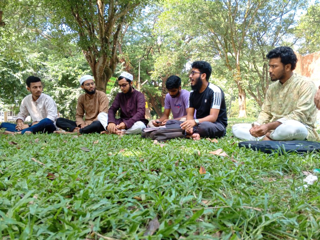 প্রশ্ন করছেন সাংবাদিকতা বিভাগের নিয়াজ মাখদুম